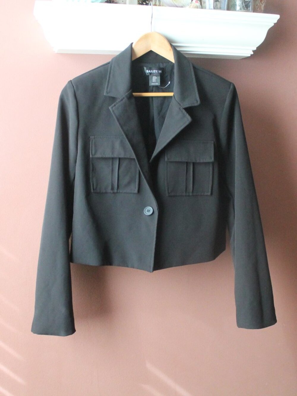 Bailey 44 Crop Black Blazer sz M One Button Closure 2 pockets
